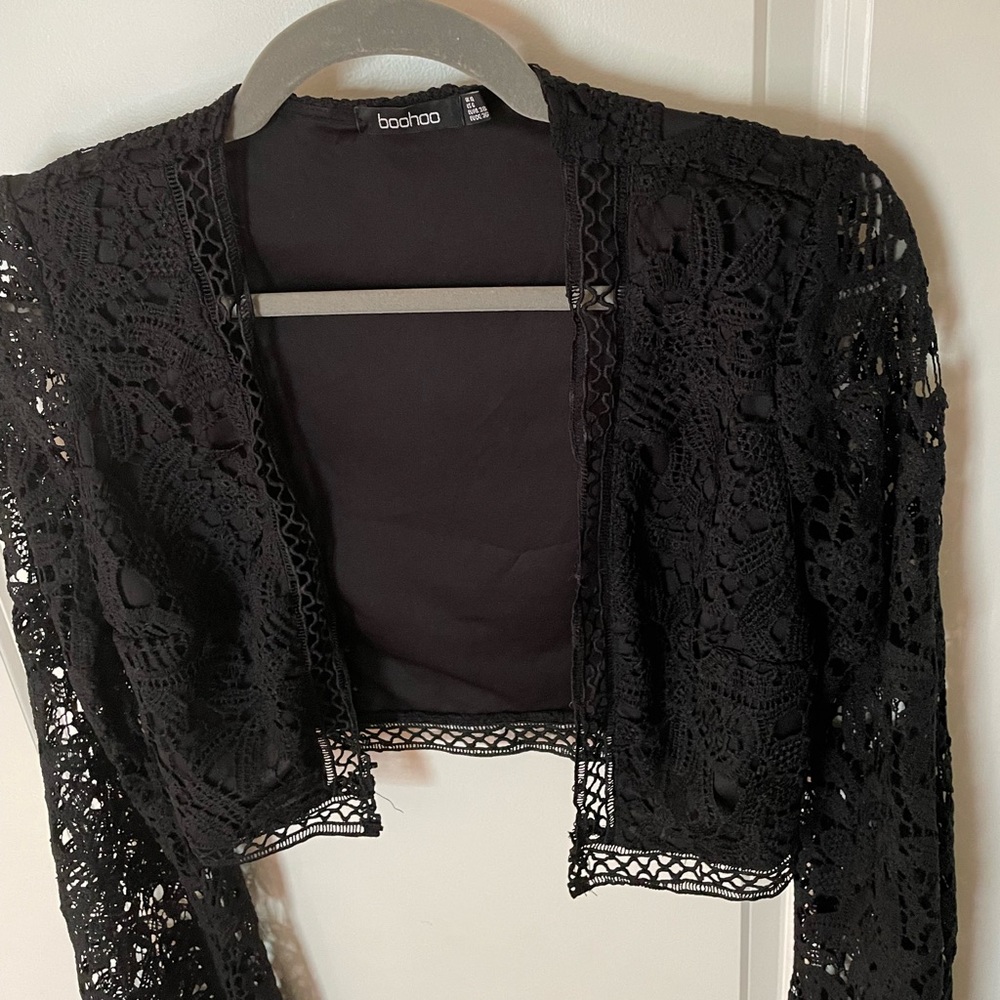 🎉 2x Host Pick! 🎉 Boohoo Black Flare Sleeve Lace Crochet Crop Top - Size 6 - Picture 9 of 13